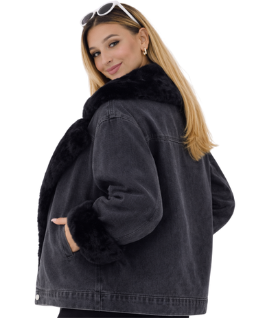 Geaca denim de damă cu blană este alegerea ideală pentru un look modern, confortabil și feminin în sezonul rece. Realizată din denim de calitate, această piesă îmbină perfect stilul urban cu eleganța detaliilor rafinate, fiind potrivită atât pentru ținute casual, cât și pentru apariții statement.