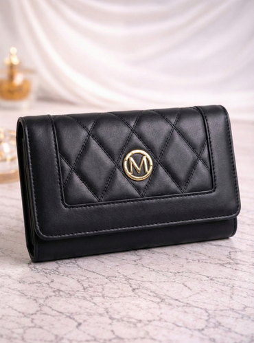 Portofel de damă elegant, cu design matlasat și emblemă metalică aurie, creat pentru un stil rafinat și organizare perfectă, zi de zi.