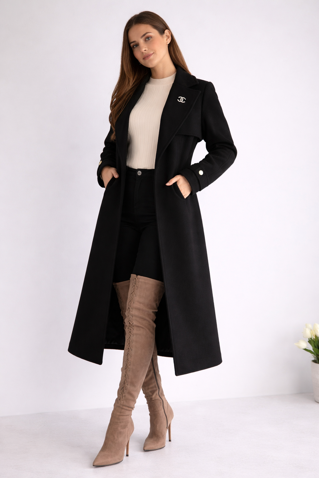 Redefinește-ți garderoba de iarnă cu o piesă statement care îmbină rafinamentul clasic cu tendințele moderne. Paltonul lung DIANA este alegerea ideală pentru femeia sofisticată care dorește să rămână elegantă chiar și în cele mai reci zile.