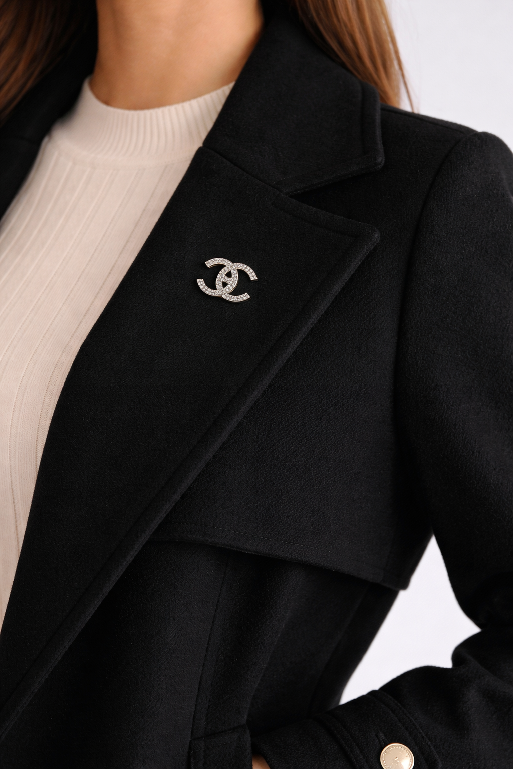 Redefinește-ți garderoba de iarnă cu o piesă statement care îmbină rafinamentul clasic cu tendințele moderne. Paltonul lung DIANA este alegerea ideală pentru femeia sofisticată care dorește să rămână elegantă chiar și în cele mai reci zile.