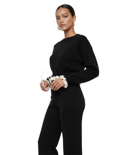 Simplitate și rafinament într-un singur set. Acest compleu negru din tricot reiat este definiția confortului modern.