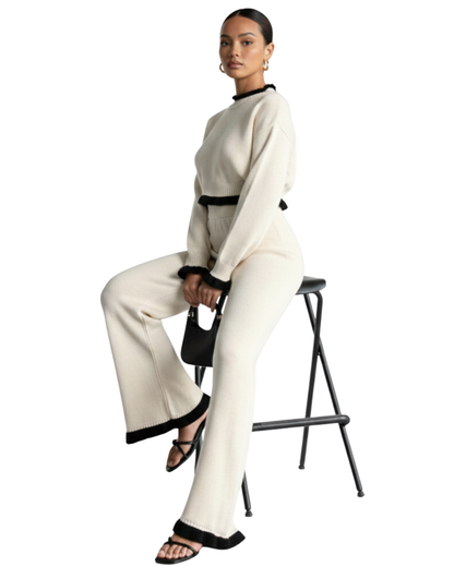 Simplitate și rafinament într-un singur set. Acest compleu negru din tricot reiat este definiția confortului modern.