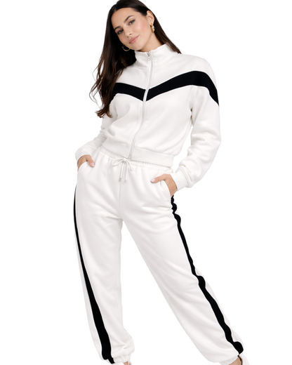 Trening din două piese: Bluză tip zip-up (cu fermoar) și Pantaloni sport tip jogger (cu manșetă elastică la gleznă).