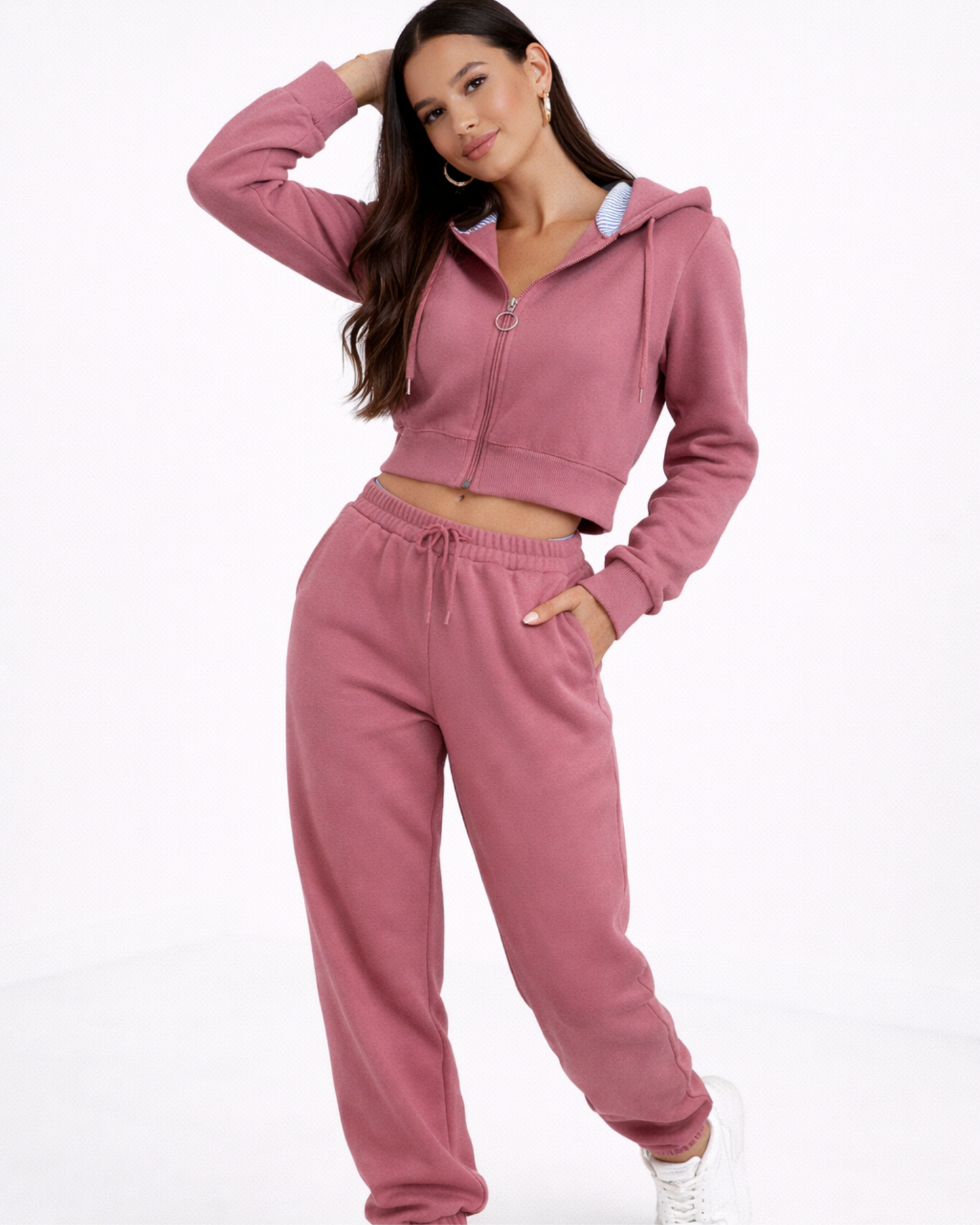 Descoperă echilibrul perfect între relaxare și stil cu acest compleu sport în nuanța intensă de burgundy (vișiniu). Conceput pentru confortul de zi cu zi, setul este realizat dintr-un material moale și plăcut la atingere, fiind ideal pentru sezonul rece.