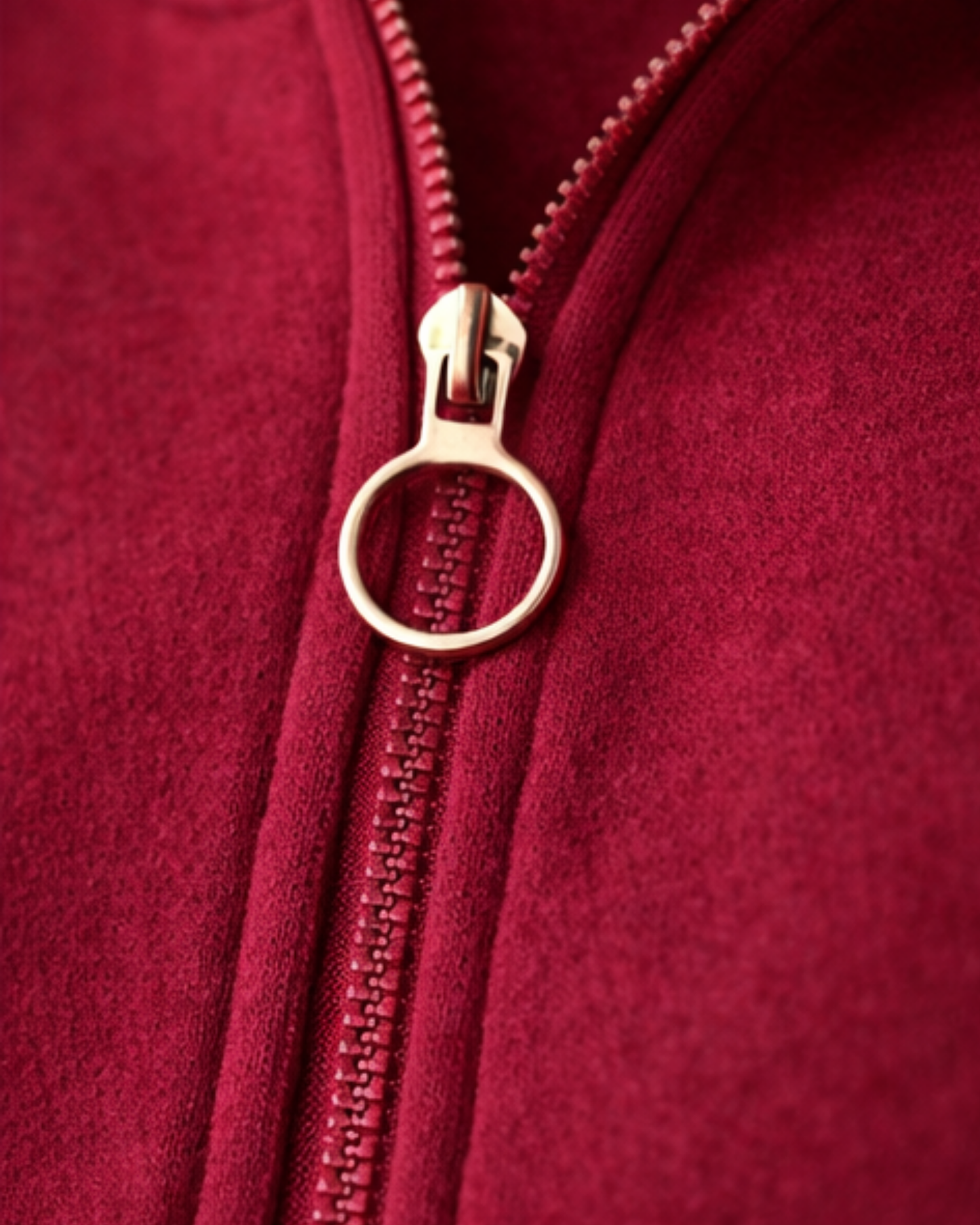 Descoperă echilibrul perfect între relaxare și stil cu acest compleu sport în nuanța intensă de burgundy (vișiniu). Conceput pentru confortul de zi cu zi, setul este realizat dintr-un material moale și plăcut la atingere, fiind ideal pentru sezonul rece.
