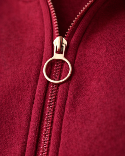 Descoperă echilibrul perfect între relaxare și stil cu acest compleu sport în nuanța intensă de burgundy (vișiniu). Conceput pentru confortul de zi cu zi, setul este realizat dintr-un material moale și plăcut la atingere, fiind ideal pentru sezonul rece.
