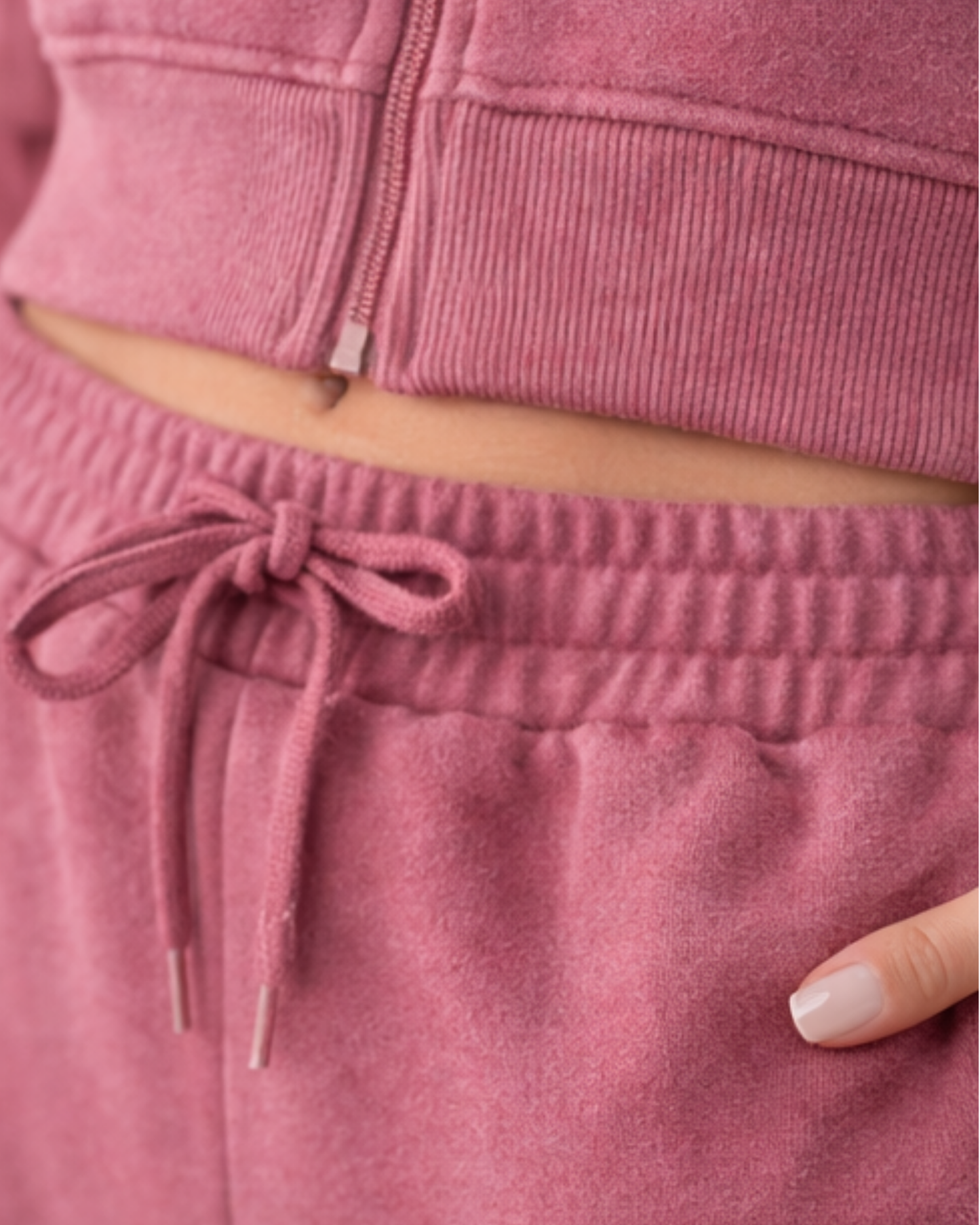 Descoperă echilibrul perfect între relaxare și stil cu acest compleu sport în nuanța intensă de burgundy (vișiniu). Conceput pentru confortul de zi cu zi, setul este realizat dintr-un material moale și plăcut la atingere, fiind ideal pentru sezonul rece.