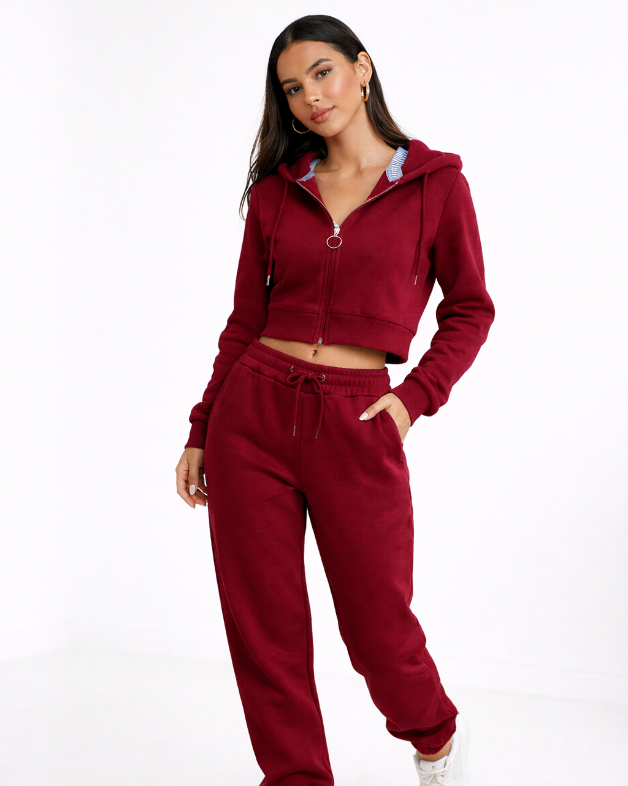 Descoperă echilibrul perfect între relaxare și stil cu acest compleu sport în nuanța intensă de burgundy (vișiniu). Conceput pentru confortul de zi cu zi, setul este realizat dintr-un material moale și plăcut la atingere, fiind ideal pentru sezonul rece.