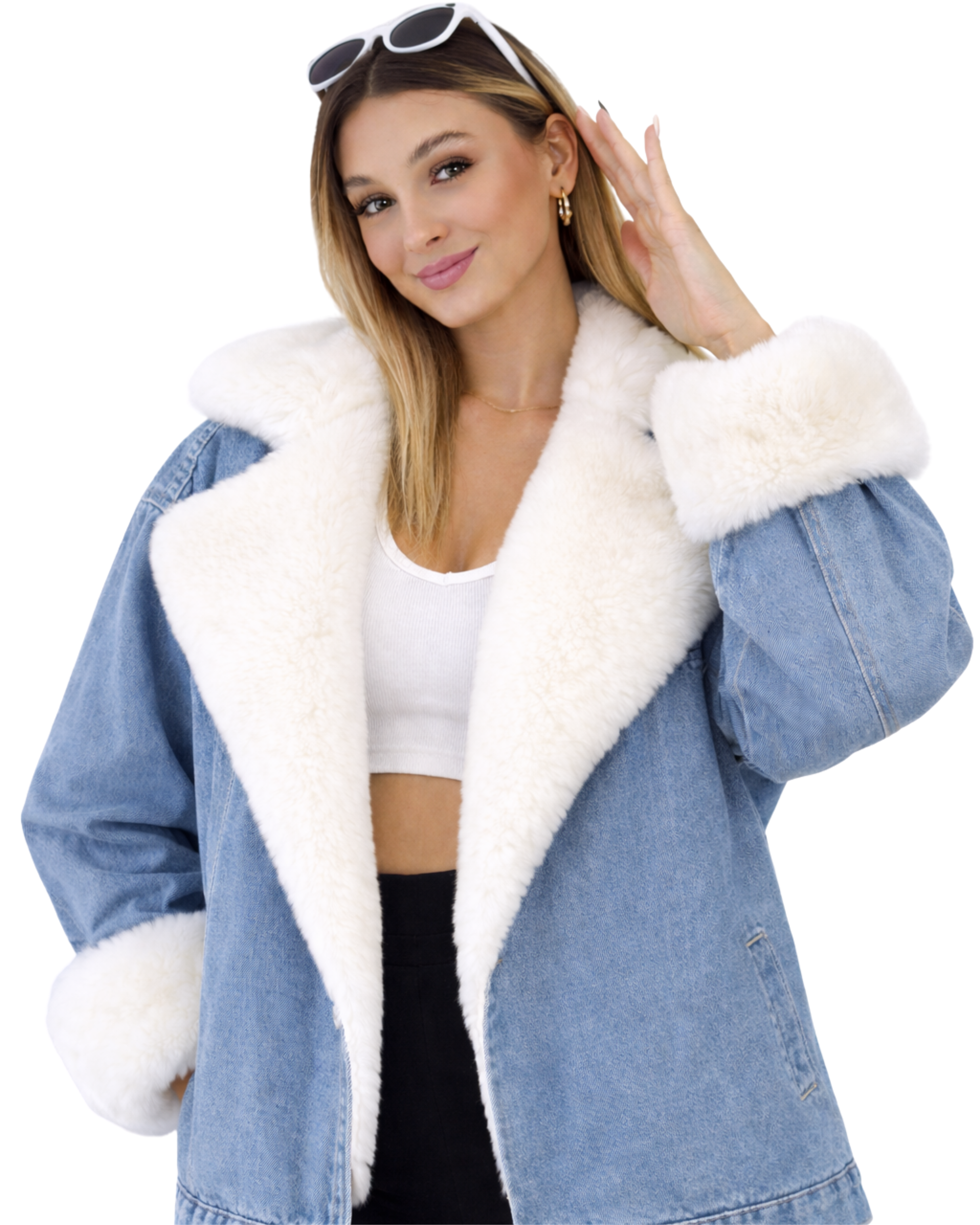 Geacă din denim cu blană, creată pentru femeile care își doresc un echilibru perfect între stil modern și confort termic. Designul oversized oferă libertate de mișcare și un look actual, ușor de integrat în ținute casual sau urbane.