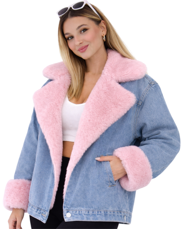 Geacă din denim cu blană, creată pentru femeile care își doresc un echilibru perfect între stil modern și confort termic. Designul oversized oferă libertate de mișcare și un look actual, ușor de integrat în ținute casual sau urbane.