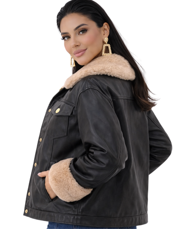 Această geacă de damă din piele ecologică este alegerea ideală pentru sezonul rece, combinând stilul modern cu confortul termic ridicat. Designul său elegant este completat de gulerul generos din blană, care adaugă un aer sofisticat și asigură protecție suplimentară împotriva frigului.