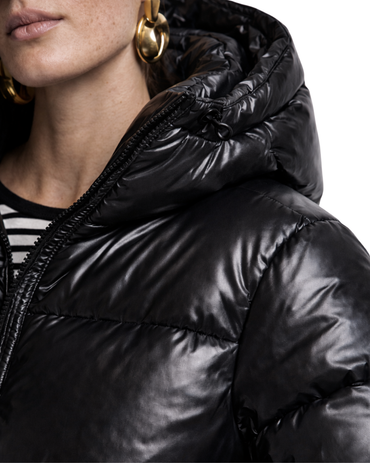 Geacă scurtă, tip Puffer (matlasată), croială oversize (voluminoasă), cu glugă fixă.