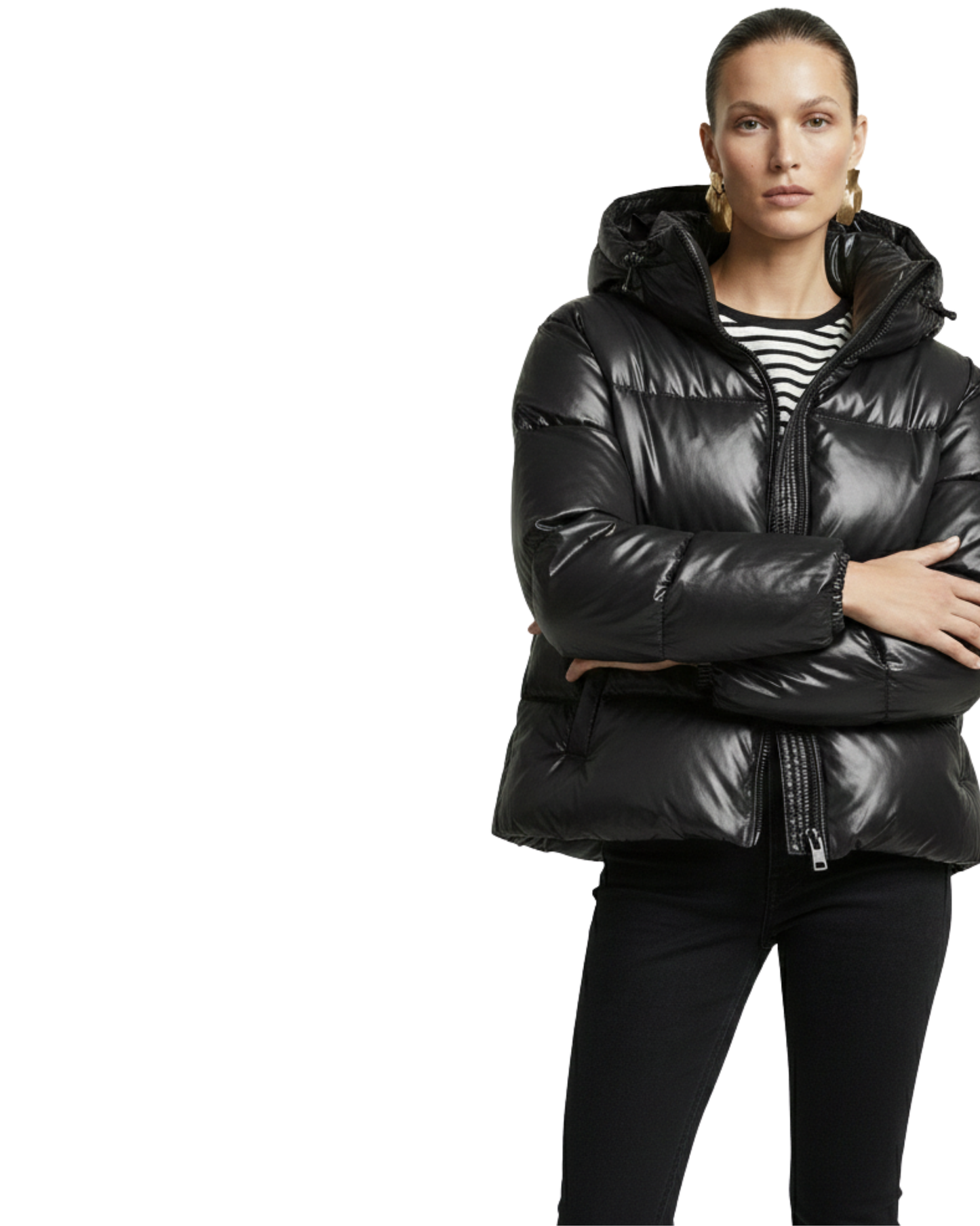 Geacă scurtă, tip Puffer (matlasată), croială oversize (voluminoasă), cu glugă fixă.