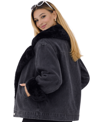 Geaca denim de damă cu blană este alegerea ideală pentru un look modern, confortabil și feminin în sezonul rece. Realizată din denim de calitate, această piesă îmbină perfect stilul urban cu eleganța detaliilor rafinate, fiind potrivită atât pentru ținute casual, cât și pentru apariții statement.