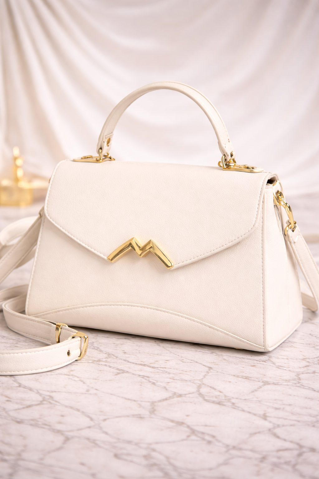 Geantă de damă alb ivory, cu design elegant și detalii aurii, ideală pentru completarea ținutelor moderne. Realizată din piele ecologică de calitate, această geantă oferă un echilibru perfect între stil și funcționalitate.