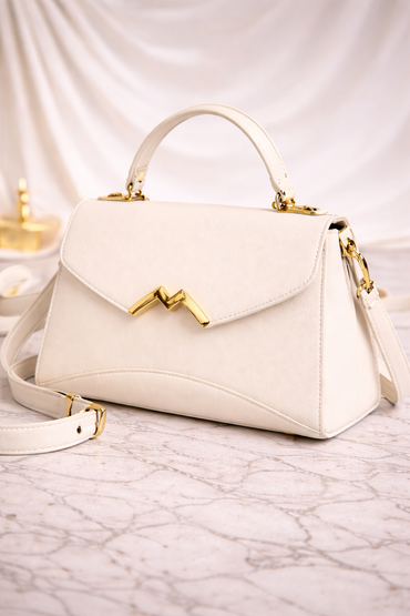 Geantă de damă alb ivory, cu design elegant și detalii aurii, ideală pentru completarea ținutelor moderne. Realizată din piele ecologică de calitate, această geantă oferă un echilibru perfect între stil și funcționalitate.