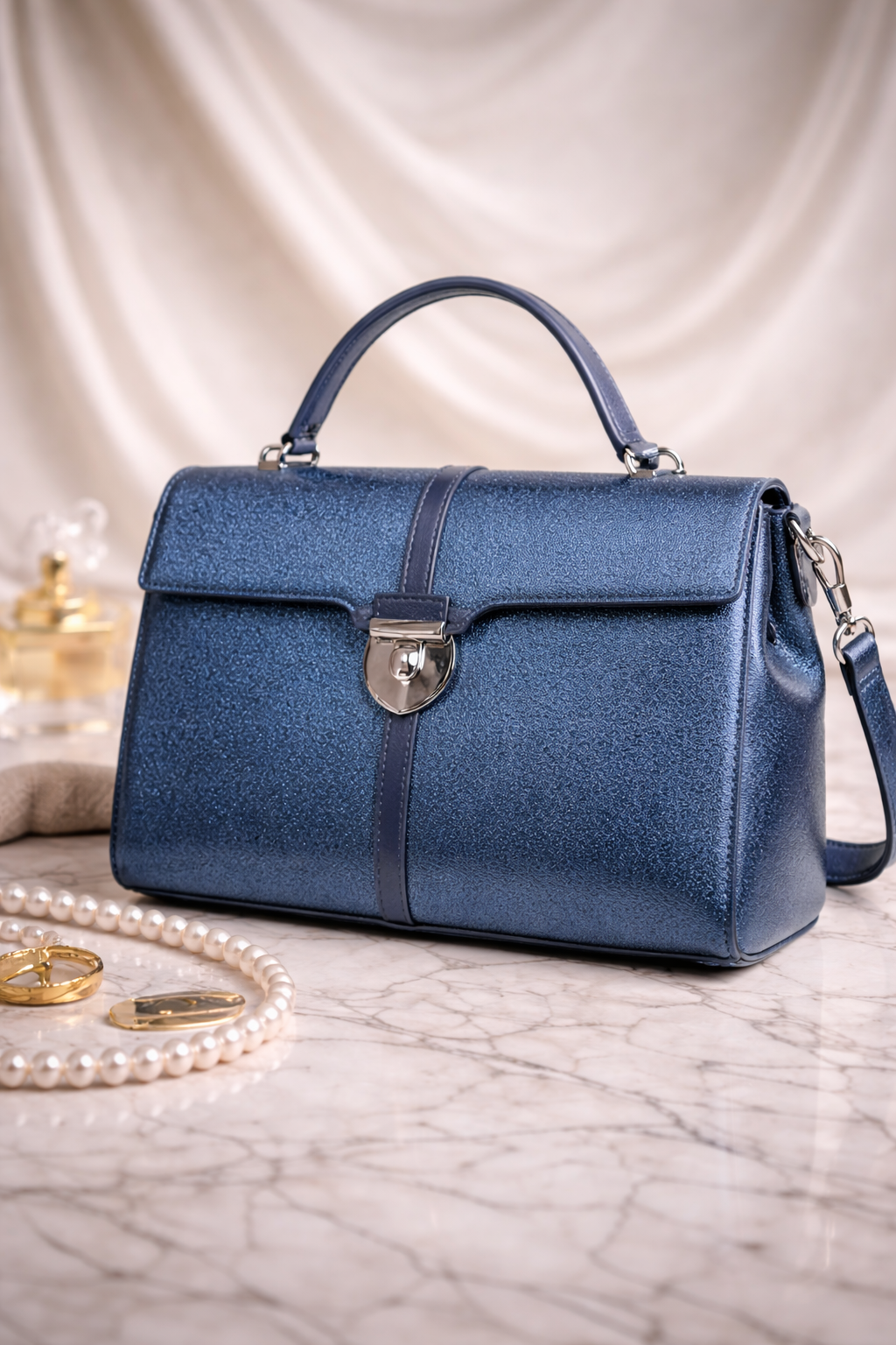 geantă structurată de damă îmbină armonios eleganța clasică cu un design contemporan, fiind creată pentru femeia care apreciază detaliile rafinate și liniile bine definite. Silueta sa fermă oferă un aspect sofisticat, potrivit atât pentru ținutele de zi, cât și pentru aparițiile elegante de seară.