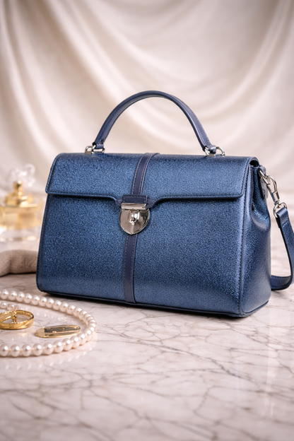 geantă structurată de damă îmbină armonios eleganța clasică cu un design contemporan, fiind creată pentru femeia care apreciază detaliile rafinate și liniile bine definite. Silueta sa fermă oferă un aspect sofisticat, potrivit atât pentru ținutele de zi, cât și pentru aparițiile elegante de seară.