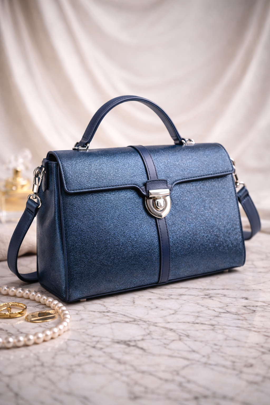 geantă structurată de damă îmbină armonios eleganța clasică cu un design contemporan, fiind creată pentru femeia care apreciază detaliile rafinate și liniile bine definite. Silueta sa fermă oferă un aspect sofisticat, potrivit atât pentru ținutele de zi, cât și pentru aparițiile elegante de seară.