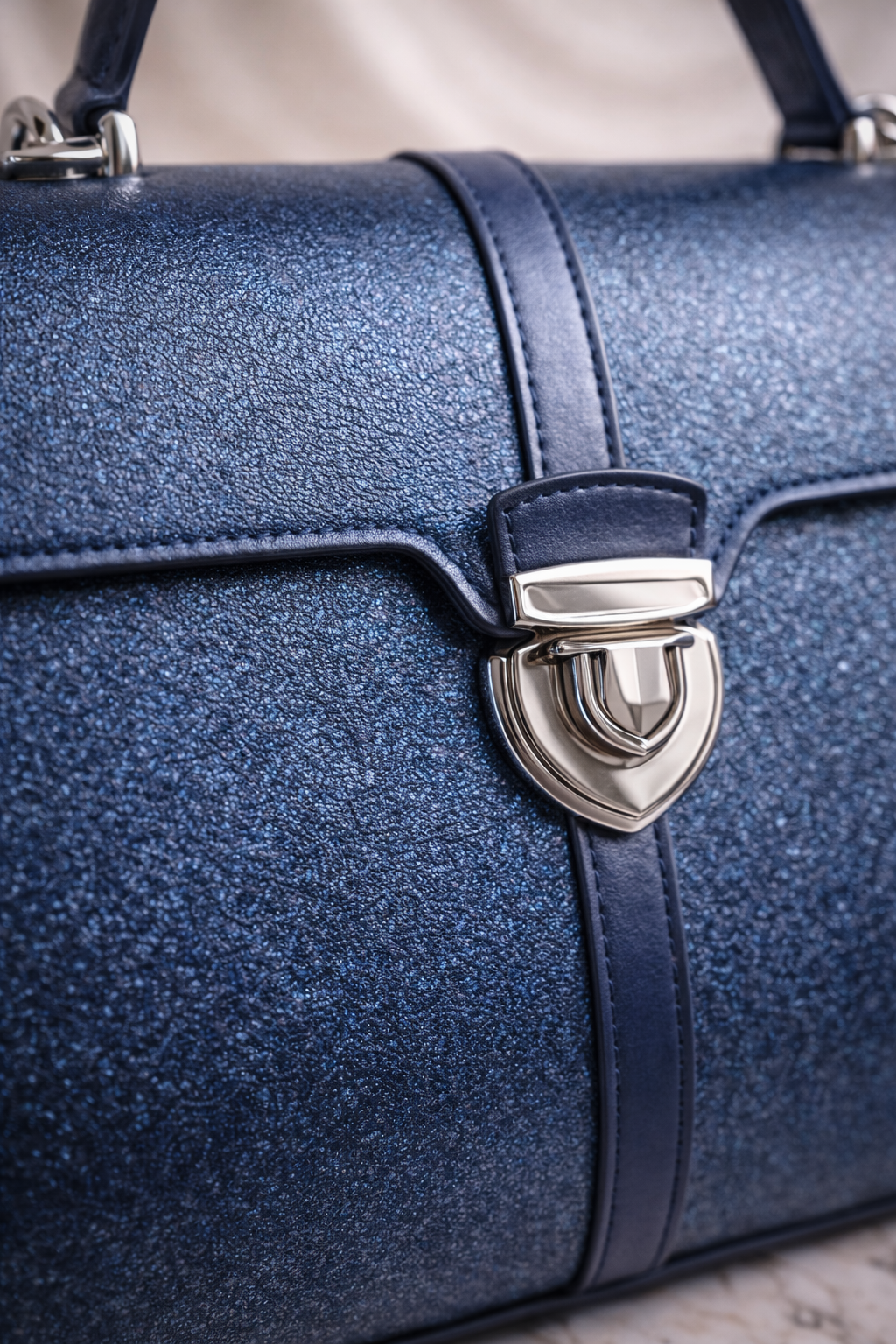 geantă structurată de damă îmbină armonios eleganța clasică cu un design contemporan, fiind creată pentru femeia care apreciază detaliile rafinate și liniile bine definite. Silueta sa fermă oferă un aspect sofisticat, potrivit atât pentru ținutele de zi, cât și pentru aparițiile elegante de seară.