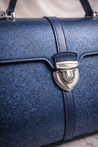 geantă structurată de damă îmbină armonios eleganța clasică cu un design contemporan, fiind creată pentru femeia care apreciază detaliile rafinate și liniile bine definite. Silueta sa fermă oferă un aspect sofisticat, potrivit atât pentru ținutele de zi, cât și pentru aparițiile elegante de seară.