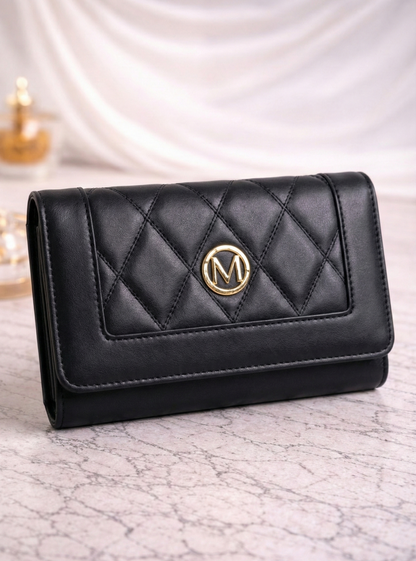 Portofel de damă elegant, cu design matlasat și emblemă metalică aurie, creat pentru un stil rafinat și organizare perfectă, zi de zi.