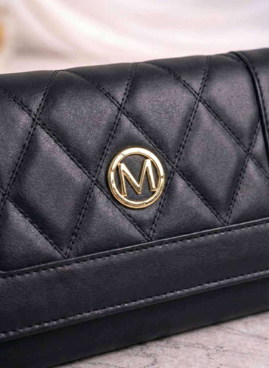 Portofel de damă elegant, cu design matlasat și emblemă metalică aurie, creat pentru un stil rafinat și organizare perfectă, zi de zi.