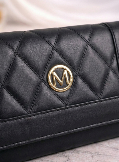 Portofel de damă elegant, cu design matlasat și emblemă metalică aurie, creat pentru un stil rafinat și organizare perfectă, zi de zi.