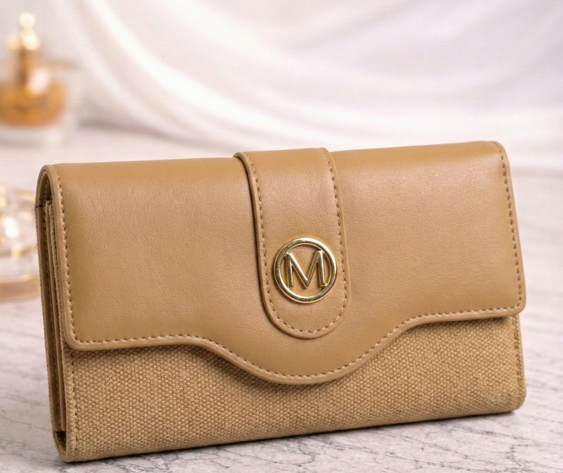 Portofel de damă bej, cu clapetă și finisaje premium. Design elegant, compartimentare practică și stil rafinat pentru purtare zilnică.