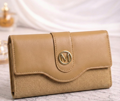 Portofel de damă bej, cu clapetă și finisaje premium. Design elegant, compartimentare practică și stil rafinat pentru purtare zilnică.