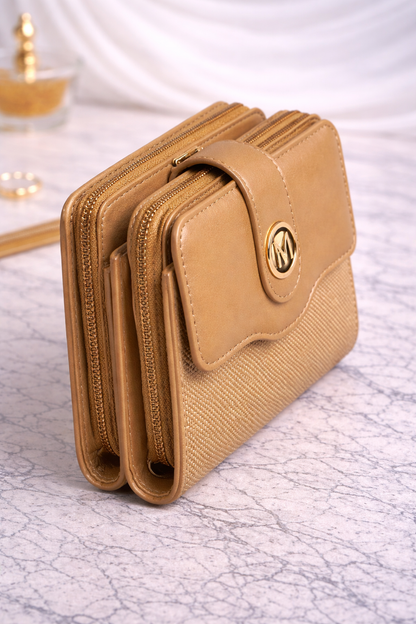 Portofel de damă bej, cu clapetă și finisaje premium. Design elegant, compartimentare practică și stil rafinat pentru purtare zilnică.