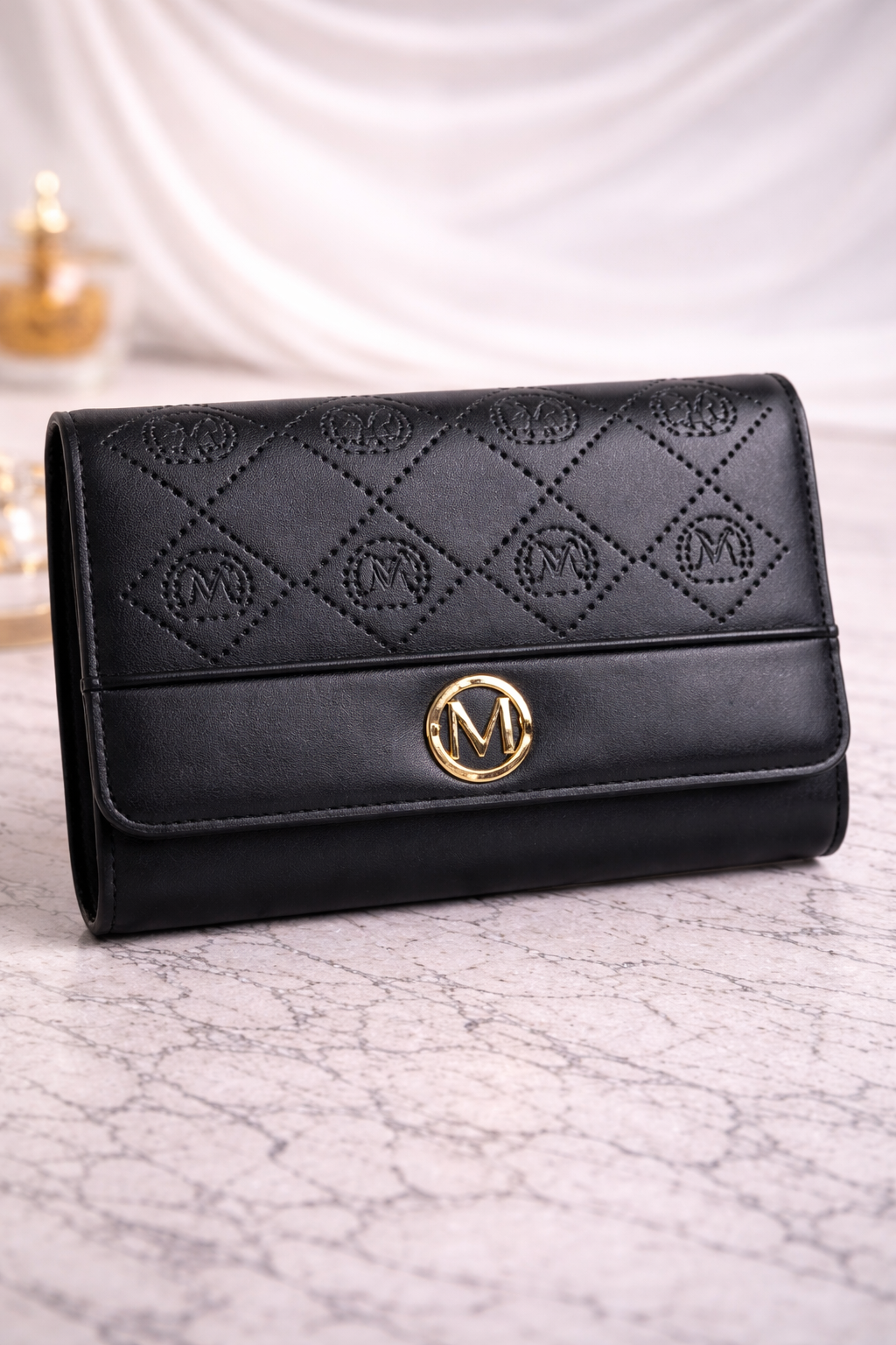 Portofel elegant de damă negru, cu design matlasat și detalii aurii. Practic, rafinat și ideal pentru organizare zilnică. MEQUEEN.