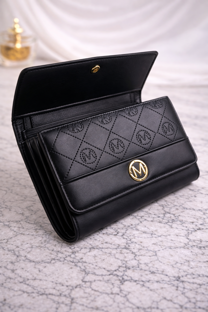 Portofel elegant de damă negru, cu design matlasat și detalii aurii. Practic, rafinat și ideal pentru organizare zilnică. MEQUEEN.