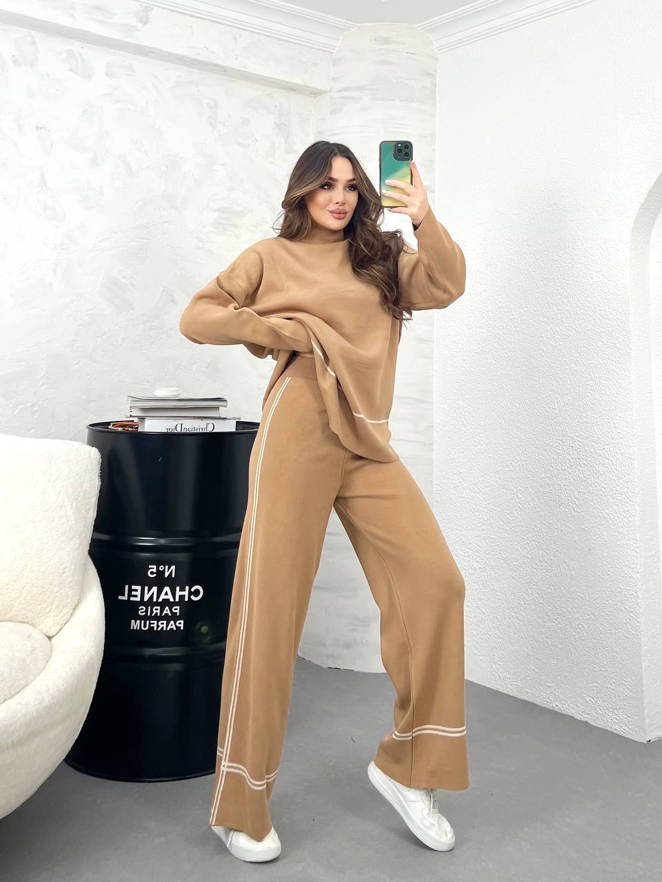 Costum de casă sau stradă, model larg și confortabil, cu detalii liniare pe margini.