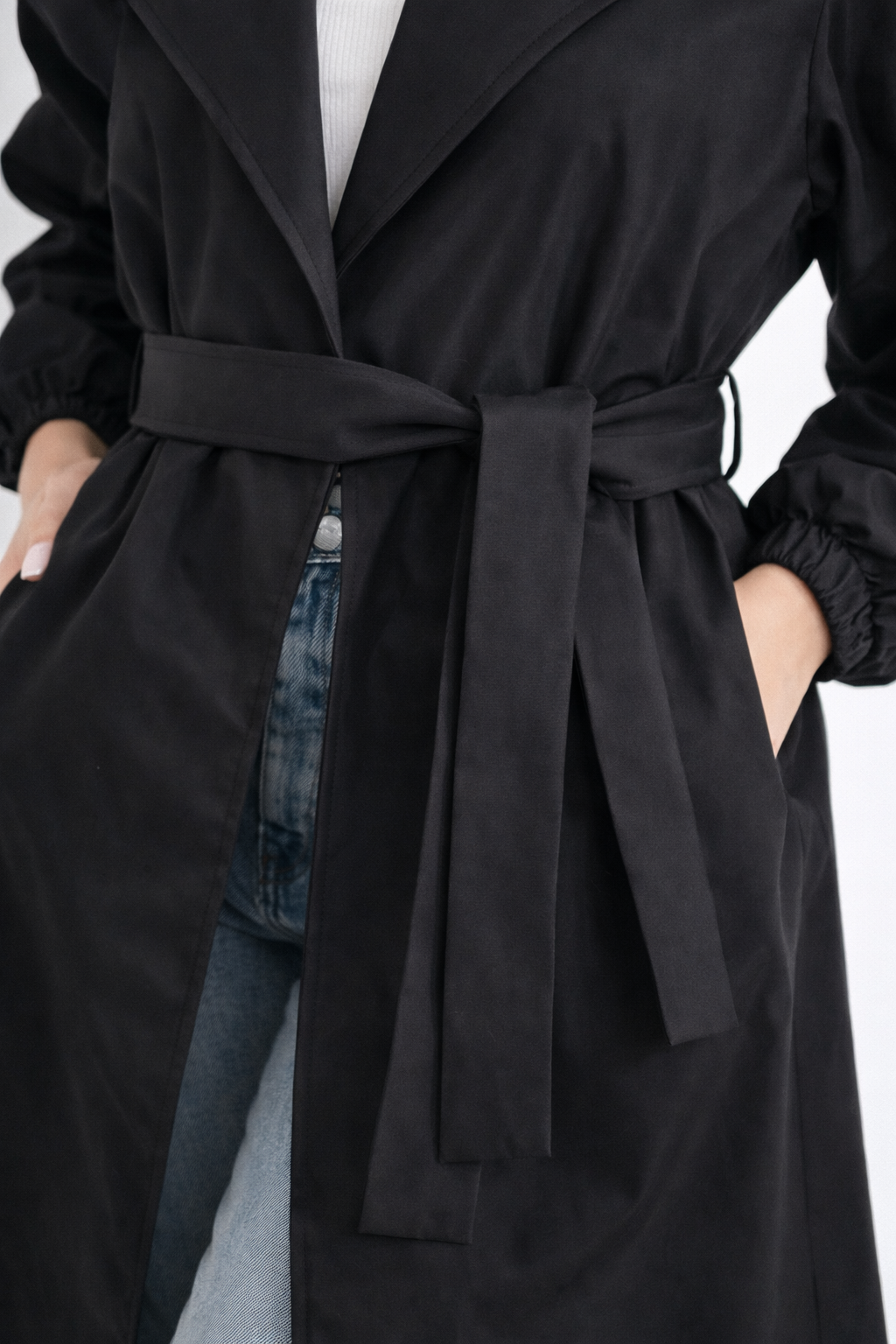 Transformă orice ieșire într-o apariție de podium cu acest trenci maxi, o piesă statement care îmbină utilul cu estetica high-fashion. Nuanța calda și croiala modernă îl fac piesa centrală a oricărei garderobe de tranziție.