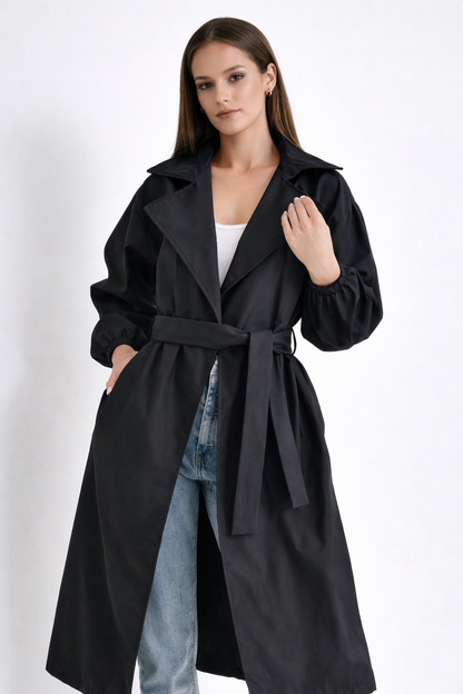 Transformă orice ieșire într-o apariție de podium cu acest trenci maxi, o piesă statement care îmbină utilul cu estetica high-fashion. Nuanța calda și croiala modernă îl fac piesa centrală a oricărei garderobe de tranziție.