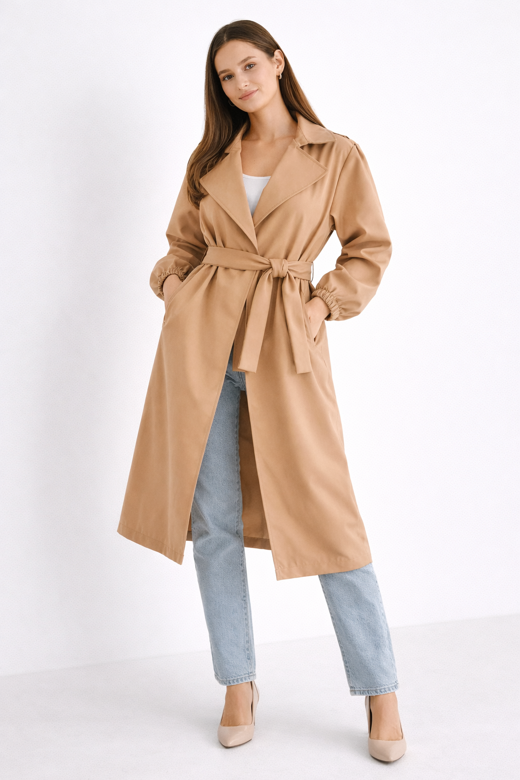 Transformă orice ieșire într-o apariție de podium cu acest trenci maxi, o piesă statement care îmbină utilul cu estetica high-fashion. Nuanța calda și croiala modernă îl fac piesa centrală a oricărei garderobe de tranziție.