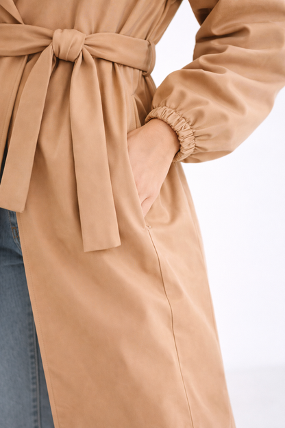 Transformă orice ieșire într-o apariție de podium cu acest trenci maxi, o piesă statement care îmbină utilul cu estetica high-fashion. Nuanța calda și croiala modernă îl fac piesa centrală a oricărei garderobe de tranziție.