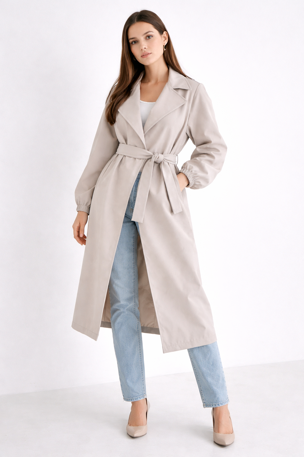 Transformă orice ieșire într-o apariție de podium cu acest trenci maxi, o piesă statement care îmbină utilul cu estetica high-fashion. Nuanța calda și croiala modernă îl fac piesa centrală a oricărei garderobe de tranziție.