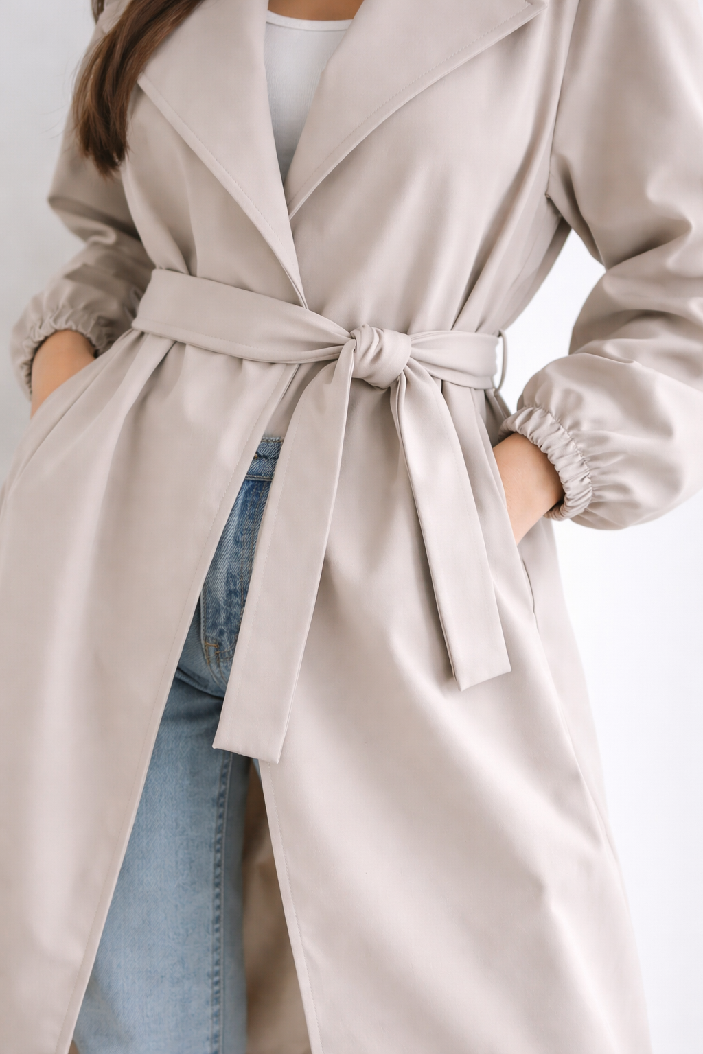 Transformă orice ieșire într-o apariție de podium cu acest trenci maxi, o piesă statement care îmbină utilul cu estetica high-fashion. Nuanța calda și croiala modernă îl fac piesa centrală a oricărei garderobe de tranziție.