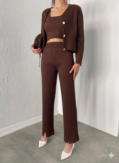 Set de damă tricotat format din 3 piese: cardigan lung cu nasturi, top scurt (crop top) și pantaloni lungi cu talie înaltă din material striat