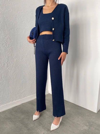 Set de damă tricotat format din 3 piese: cardigan lung cu nasturi, top scurt (crop top) și pantaloni lungi cu talie înaltă din material striat