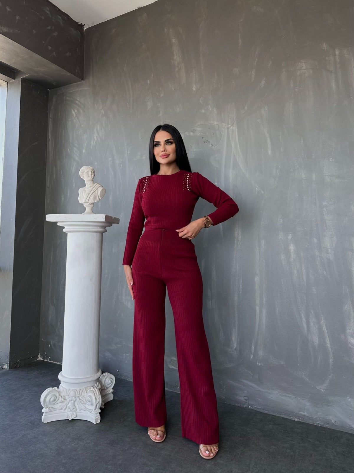 Compleu de damă din tricot striat (reiat), format din două piese. Setul include o bluză cu mâneci lungi și aplicații decorative (perle/tinte) pe umeri, și pantaloni cu talie înaltă și croială largă (wide leg)