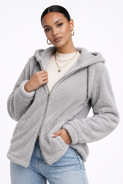 Geacă casual din material pufos tip teddy (blăniță de ursuleț), prevăzută cu glugă reglabilă cu șnur. Modelul se închide cu fermoar și dispune de buzunare laterale practice