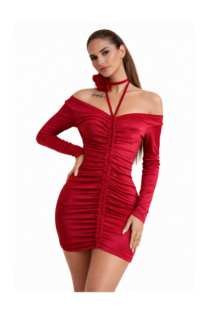  Rochie scurtă, mini, cu croială tip bodycon (mulată), perfectă pentru a pune în evidență silueta.