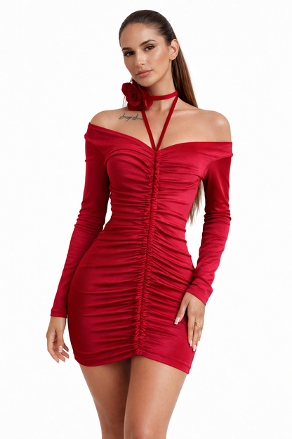  Rochie scurtă, mini, cu croială tip bodycon (mulată), perfectă pentru a pune în evidență silueta.