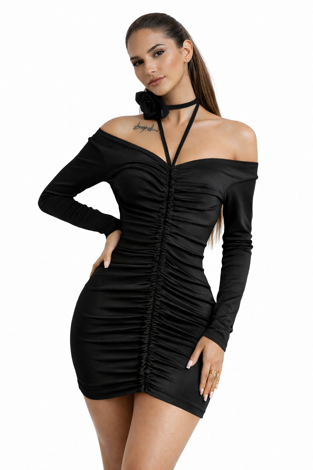  Rochie scurtă, mini, cu croială tip bodycon (mulată), perfectă pentru a pune în evidență silueta.