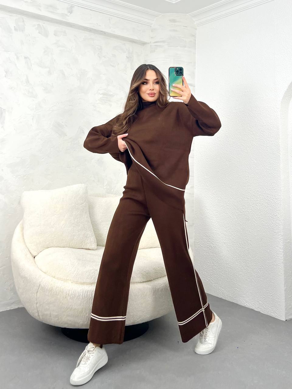 Costum de casă sau stradă, model larg și confortabil, cu detalii liniare pe margini